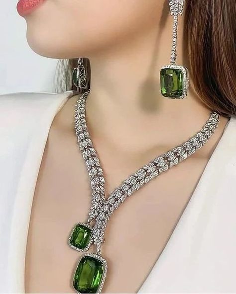 Diy Beaded Rings, Emerald Jewellery, Fancy Jewelry Necklace, Jewelry Set Design, Diamond Necklace Designs, Small Necklace, Jewelry Photoshoot, Bridal Diamond Jewellery, Diamond Jewelry Necklace