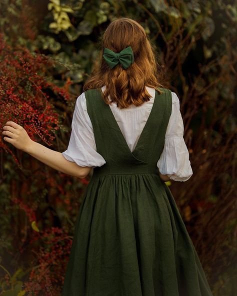 Meg on Instagram: “Winter colours ✨🌿 . . . #magicalwild #fairycore #faeriecore #folkloreandfairytales #folklife #cinematicphotography #wintermagic…” Craftcore Aesthetic, 1800s Dresses Casual, Dark Green Clothes, Cottagecore Winter Outfits, Dark Cottagecore Fashion, 1800s Dresses, Cottagecore Green, History Bounding, Cute Profile