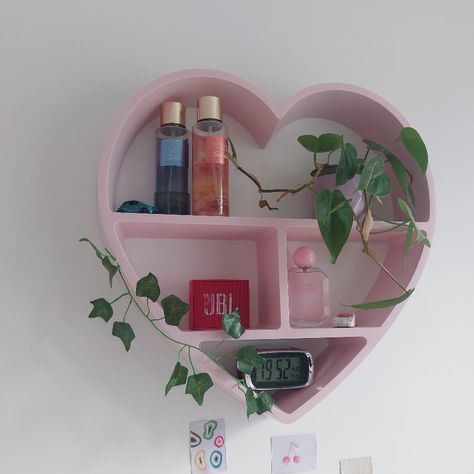 Pink heart shelf Pink Aesthetic Furniture, Cute Diy Shelves, Acrylic Shelf Ideas, Pink Shelf Aesthetic, Pink Wall Shelves, Pink Furniture Aesthetic, Heart Shelf Decor, Cute Bedroom Shelves, Bedside Table Pink