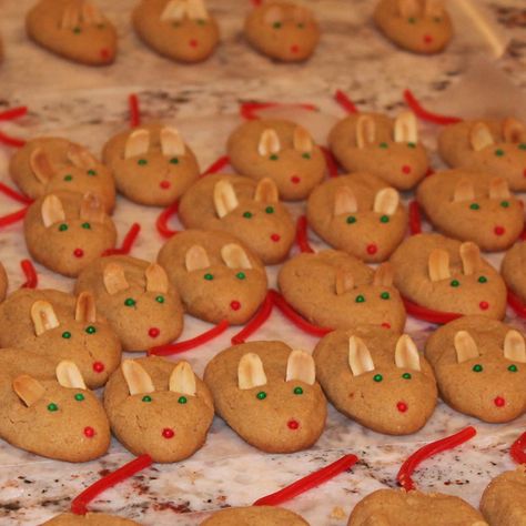 Peanut Butter Christmas Mice Snowball Cookie Recipe, Red Licorice, Christmas Mice, Peanut Butter Cup Cookies, Chocolate Covered Peanuts, Snowball Cookies, Green Candy, Sugar Candy, Christmas Mouse