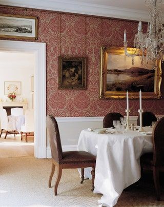 French Hunting Lodge, Damask Wallpaper Living Room, Living Room Victorian, English Dining Room, Iron Pergola, Dining Room Victorian, Robert Kime, Red Dining Room, London Interior Design