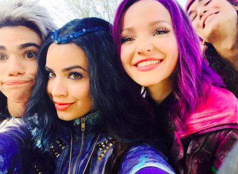 Cast of Descendants at the Disney Parade in Florida Celeb Friendships, Descendants Wicked World, Mal Descendants, Disney Descendants Movie, Descendants Party, Mal And Evie, Disney Channel Movies, Disney Channel Descendants, Disney Descendants 3