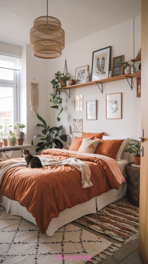 Boho Bedroom Decor Burnt Orange, Seasonal Bedding Ideas, Hygge Bedroom Aesthetic, Orange Boho Room, Cosy Bedroom Ideas, Warm Bedroom Aesthetic, Burnt Orange Bedroom, Cozy Earthy Bedroom, Ny Apartment