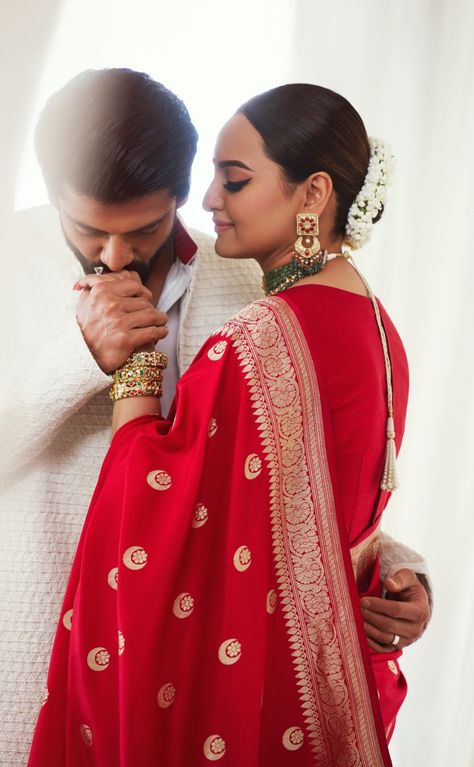 Karwa Chauth Couple Pose Pic, Karvachauth Couple Poses, Karwachauth Pic Pose, Karwachauth Photos, Karwachoth Photo Poses, Karva Chauth Photoshoot Couple, Diwali Couple Photography Poses Traditional, Karva Chauth Couple Pose, Karwachauth Photo Ideas