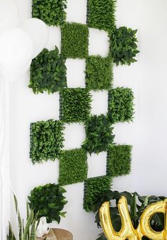 Diy Greenery Wall, Plant Wall Diy, Diy Greenery, Greenery Wall Decor, Artificial Grass Wall, Greenery Wall, Vertical Garden Design, Backdrop Diy, Wedding Greenery