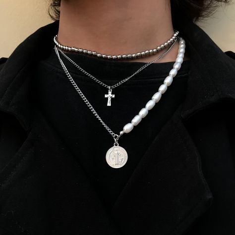 Men’s Layered Necklaces, Layered Necklaces Men, Alternative Fashion Men, E Boy Outfits, Pearl Necklace Men, Jewelry 2023, Layered Pearl Necklace, Layered Chain Necklace, E Boy