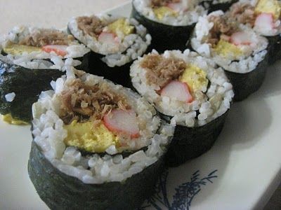 maki sushi with egg, tuna & (she uses fake crab yuck!) red, green, and yellow hana ebi Ono Kine Recipes, Perfect Picnic Food, Hawaii Recipes, Hawaiian Foods, Sushi Roll Recipes, Maki Sushi, Local Recipes, Tuna Sushi, Easy Sushi