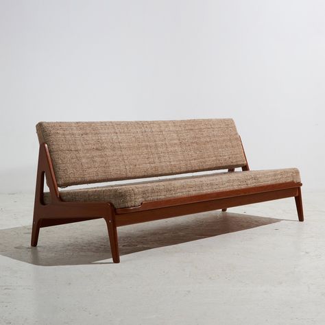 Listed on VNTG.com: Teak sofa by Arne Wahl Iversen for Komfort | #vntg #vintage Comfortable Daybed, Wood Frame Sofa, Wooden Frame Sofa, Wooden Couch, Fireplace Seating, Danish Sofa, Sofa Wood Frame, Pouf Chair, Blue Velvet Sofa