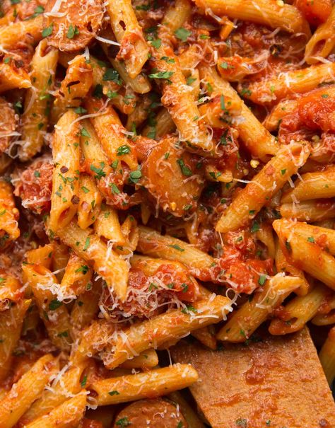 You really can't beat a Classic Arrabiata Sauce. Served with Penne and Smoked Sausage, this truly is the perfect mid week family dinner! #penne #arrabiatta #arabiata #pennearabiata | www.dontgobaconmyheart.co.uk Red Pasta With Chicken, Chicken Red Sauce Pasta, Chicken Red Sauce, Chicken Marinara Pasta, Easy Sausage Dinner Recipes, Arrabiata Pasta, Sausage Penne Pasta, Arrabiata Sauce, Sausage Penne