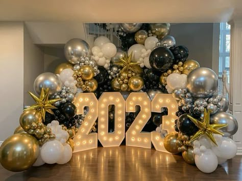 25 New Years Eve Balloon Arrangements - Lady Celebrations 2024 Marquee Numbers, New Year Balloon Decor, New Year’s Eve Balloon Garland, New Years Balloons, New Years Balloon Garland, New Years Backdrop, New Year's Eve Backdrop, New Year Balloons, Marquee Numbers