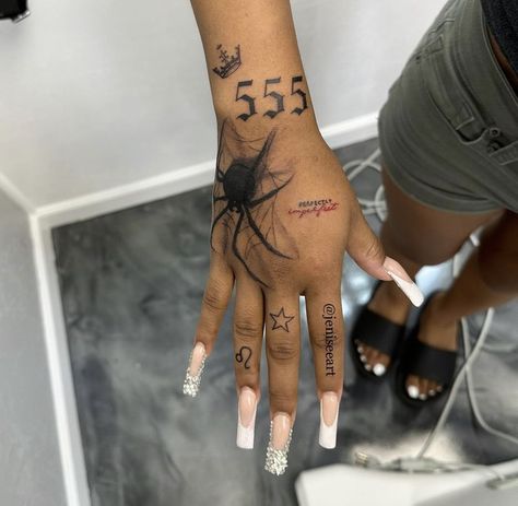 Black Ppl Tattoos, Black Women Leg Tattoos, Back Surface Piercing, Tattos For Black Girls Idea, Baddie Hand Tattoo Ideas Female, Hand Tattoos For Black Women, Hand Tattoo Black Women, Hand Tattoos Black Women, Leg Tattoos Black Women