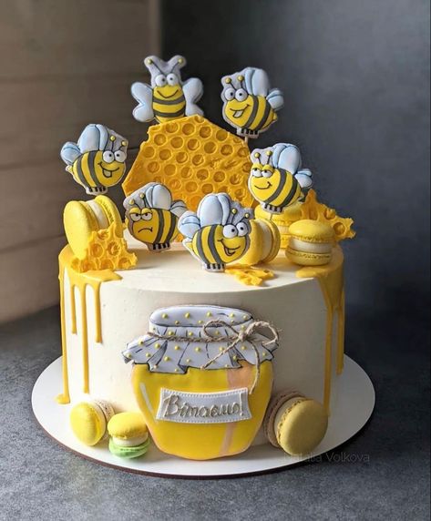 Bee Cake 1st Birthday, Honey Bee Cake Design, Honey Cake Decoration, Raw Honey Recipes, 1st Bday Cake, Bee Cake, Fake Food Props, Bee Cakes, Animal Cakes