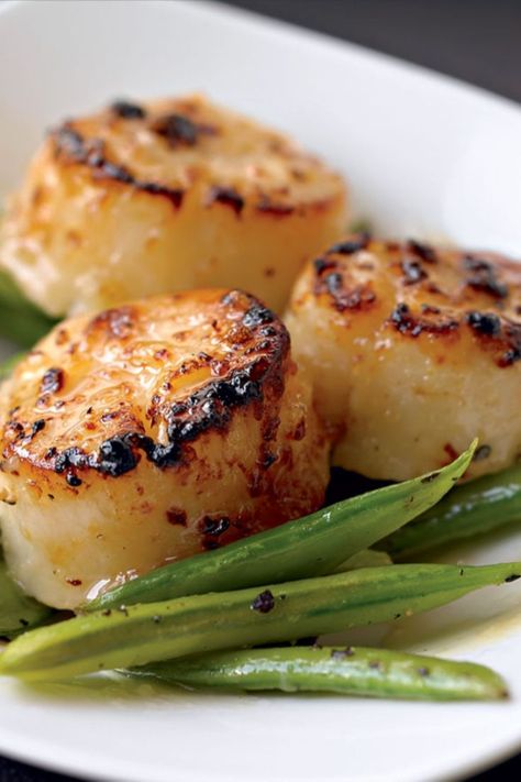 Once you try out this miso-glazed scallops recipe, you're bound to want to put miso in everything. #scallops #scalloprecipe #misoscallops Sauteed Scallops, Valentine's Dinner, Pan Seared Scallops, Asparagus Recipes, Diner Recept, Shellfish Recipes, Scallop Recipes, Lemon Vinaigrette, Scallops Seared