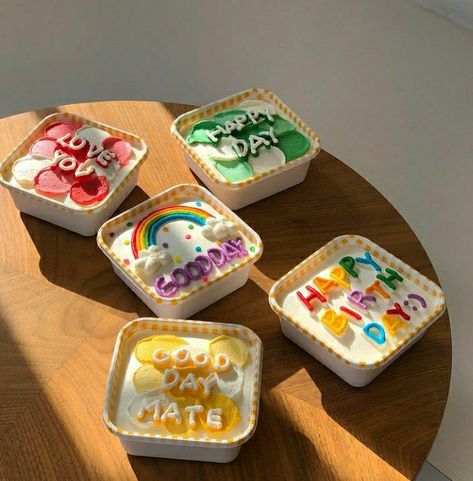 Bolo Vintage, Dessert Cups Recipes, Cube Cake, Mini Cake Pans, Tiny Cakes, Cake Cafe, Korean Cake, Mini Cakes Birthday, Cake Tray