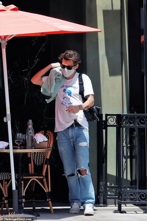 Harry Styles Jeans, Harry Styles Casual, Harry Outfits, Harry Styles Outfit, British Boys, Harry Styles Pictures, Harry Styles Photos, Mr Style, Olivia Wilde