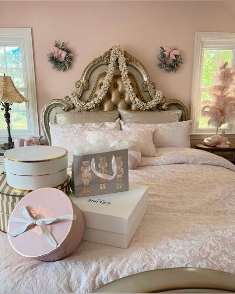 strawbrryangel Pinkmas Aesthetic, Pink Girly Christmas, Coquette Things, Girly Aesthetics, Princess Cottage, Coquette Girls, Winter Bedroom Decor, Gabi Demartino, Winter Things