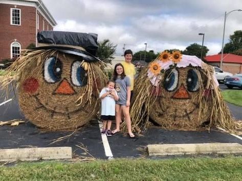 Round Hay Bale Decorating Ideas Fall, Hay Bale Art Ideas, Round Hay Bale Decorating Ideas, Painted Hay Bale Ideas, Hay Bale Pumpkin, Halloween Hay Bales, Pumpkin Hay Bale, Hay Bale Decorating Ideas, Decorated Hay Bales