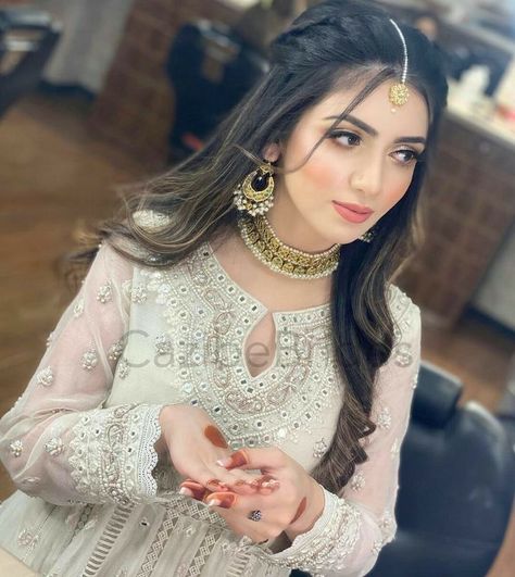 Pakistani Wedding Hairstyles, Lehenga Hairstyles, Pakistani Bridal Hairstyles, Hairstyles For Gowns, Bridal Hairstyle Indian Wedding, Hair Style On Saree, Hair Style Vedio, Engagement Hairstyles, Bridal Hair Buns