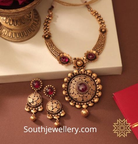 Antique Gold Necklace Set photo Manubhai Jewellers, Antique Necklace Gold, Gold Bridal Necklace, Antique Necklaces Design, Antique Gold Jewelry Indian, Antique Jewellery Designs, Gold Jewelry Simple Necklace, Gold Necklace Indian Bridal Jewelry, Antique Bridal Jewelry