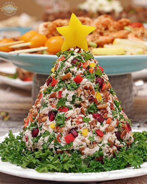 VIDEO RECIPE > Chicken Salad Christmas Tree! Fancy and Delicious! Christmas Chicken Salad, Salad Christmas, Christmas Party Finger Foods, Christmas Party Snacks, Christmas Desserts Party, Christmas Salad Recipes, Christmas Tree Food, Christmas Salads, Christmas Appetizers Party