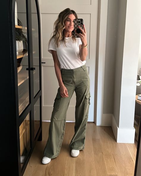 Fall Outfits Women Cargo Pants, Khaki Carpenter Pants Outfit, Green Cargo Pants Work Outfit, Green Wide Leg Jeans Outfit, Placement Outfits, Cargo Pant Outfits, Cargo Pants Women Outfit, Green Cargo Pants Outfit, Mom Fits