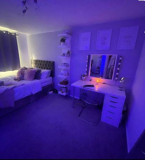 Room Ideas King Size Bed, Room Ideas Latina, Latina Bedroom Ideas, Rearrange Bedroom Ideas, Room Ideas With Vanity, Room Ideas Black Girls Ideas, Basement Bedroom Aesthetic, 3x4 Bedroom Design, Latina Room Aesthetic