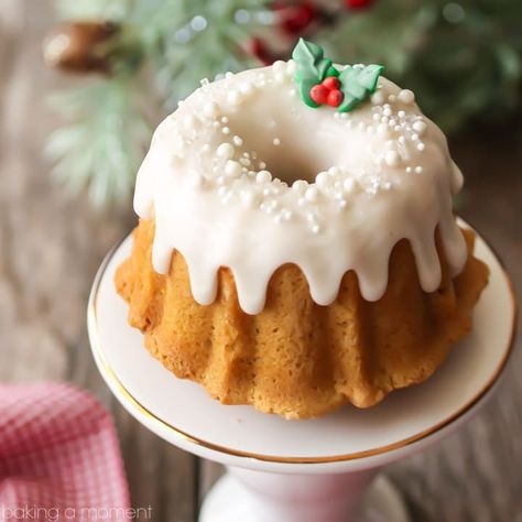 Mini brown sugar pound cake bundt on a white stand with white icing, white sprinkles, and a sprig of royal icing holly leaves & berries, with holiday greenery and a red checked napkin in the background. Mini Bunt Cake, Brown Sugar Pound Cake, Christmas Bundt Cake, Mini Bundt Cakes Recipes, Dessert Mini, Mini Bundt, Southern Christmas, Holiday Sweets, Torte Cupcake