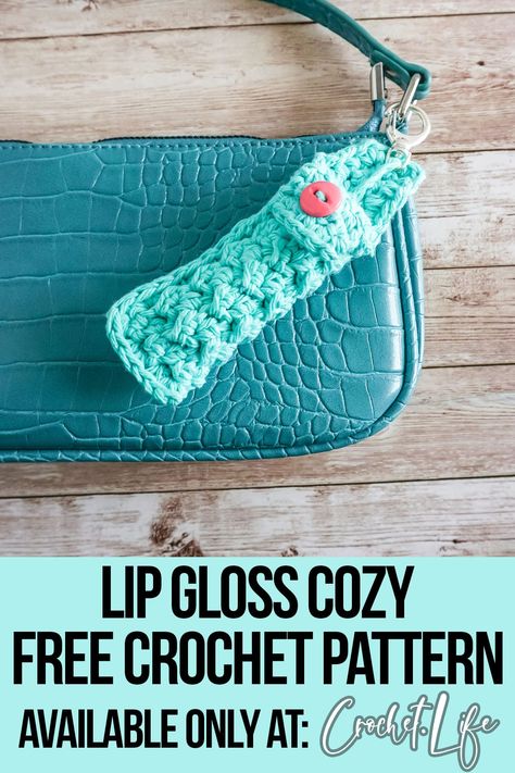 This chapstick cozy crochet pattern is a fun way to never lose your lip gloss again. Even better the pattern is free. Crochet Chapstick Keychain, Crochet Chapstick Holder Pattern Free, Easy Crochet Ornaments, Bag Charm Crochet, Crochet Flower Bag, Crochet Craft Fair, Charm Crochet, Boho Crochet Patterns, Loom Crochet