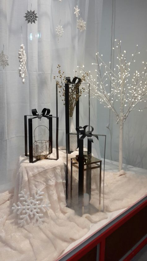 Winter Window Display, Window Display Ideas, Boutique Window Displays, Christmas Shop Window, Dream Boutique, Window Display Retail, Beach Colors, Indoor Party, Decoration Vitrine