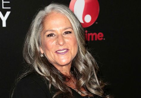 12 Women of Hollywood Who Own Their Grey Hair – SheKnows Grey Hair Celebrities, Grey Hair Don't Care, Aging Beauty, Beautiful Gray Hair, Gray Hair Growing Out, Silver Grey Hair, Betty White, Hair Starting, Going Gray