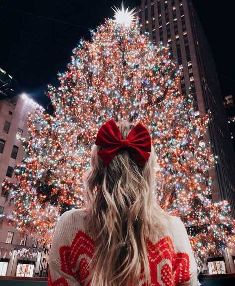 Instagram post by Anna Kloots | inspiring travel • Dec 24, 2018 at 2:38pm UTC Love Surprise, Christmas Nyc, Get Paid To Travel, Christmas In New York, Paid To Travel, Christmas Spectacular, Nyc Christmas, Christmas Wrap, Rockefeller Center