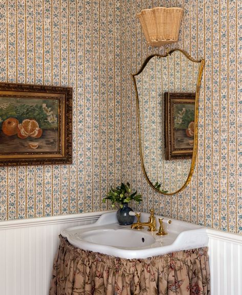 Sink Trends, Heidi Caillier, Cottage Bathroom Ideas, Chic Wallpaper, Cottage Bathroom, Powder Room Design, Bathroom Wallpaper, Bathroom Art, Residential Design