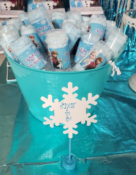 Cotton candy snow to go Winter Holiday Party, Candy Display, Frozen Party, Winter Holiday, 4th Birthday, Ice Skating, 3rd Birthday, Winter Holidays, Candy Bar