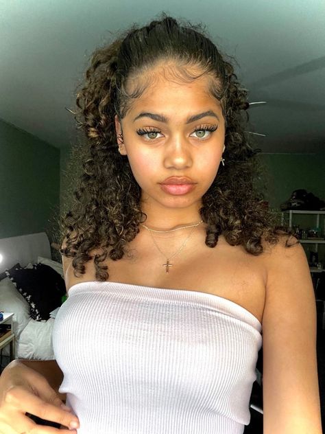 Girl With Green Eyes, Mixed Curly Hair, Curly Hair Styles Easy, Hairdos For Curly Hair, Black Curly Hair, Curly Hair Inspiration, Curly Girl Hairstyles, Curly Hair Tips