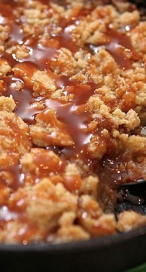 Salted Caramel Apple Crumble. This dessert is amazing!  So delicious! #laurenslatest #dessertrecipes #saltedcaramel #applecrumble Caramel Apple Crumble, Apple Crumble Recipe, Apple Dessert Recipes, Crumble Recipe, Salted Caramel Sauce, Apple Crisp Recipes, Crisp Recipe, Cobbler Recipes, Crumble Topping