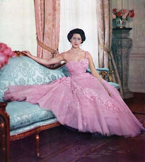 Princess Margaret in evening dress of pink tulle, photographed by Cecil Beaton for her 26th birthday, 1956 💖 Princess Margaret Fashion, Prinses Margaret, Sarah Chatto, Princesa Margaret, Margaret Rose, Rainha Elizabeth Ii, Reine Elizabeth Ii, English Royalty, Princes Diana