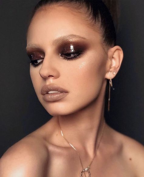 Smokey Eye Runway Makeup, Malvina Isfan, Runway Styling, Mime Makeup, Glossy Eyeshadow, Glossy Eyes, Smokey Eye For Brown Eyes, Glossy Makeup, Runway Makeup