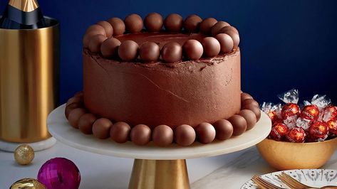 Lindt Chocolate Cake, Lindor Chocolate, Layer Cake Recipes, Lindt Chocolate, Chocolate Layer Cake, Chocolate Sponge, Chocolate Truffle, Sweet Food, Creamy Chocolate