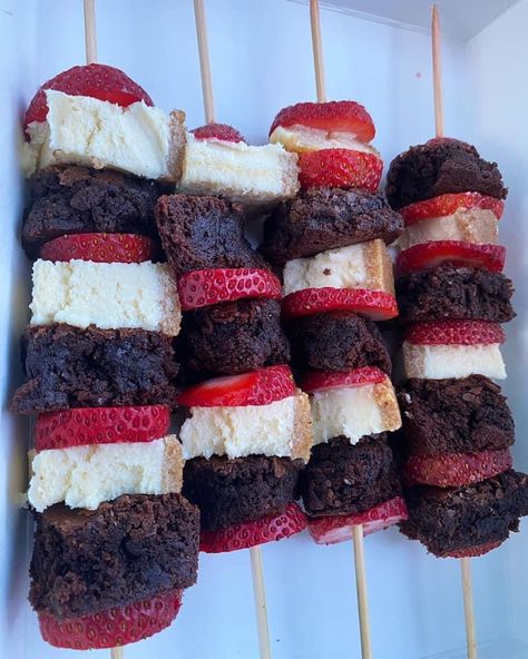 Brownie Kabobs, Brownie Cheesecake, Adventure Seeker, Food Babe, Easy Baking Recipes Desserts, Yummy Comfort Food, Sweet Snacks Recipes, Food Recepie, Yummy Yummy