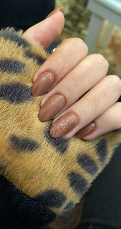 Nail Aesthetic Brown, Brown Nail Art Designs Glitter, Nail Art Aesthetic Pastel Brown, Light Brown Glitter Nails, Short Nails Brown Design, Brown Nails Sparkle, Brown Holographic Nails, Short Light Brown Nails, Nail Art Simple Brown