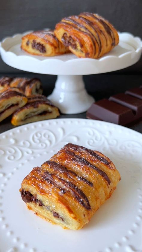 Pain Au Chocolat Recipe, Puff Pastry Recipes Dessert, Biscoff Recipes, Pastries Recipes Dessert, Chocolate Drops, Puff Pastry Desserts, Breakfast Sweets, French Pastry, Chocolate Croissant