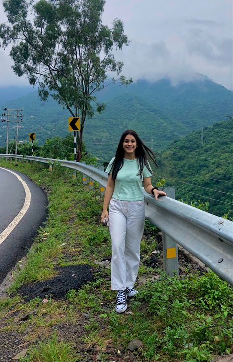 Mansoon Outfit Women, Mumbai Fashion Outfits, Tshirt And Jeans Photoshoot Ideas, Outfits For Hill Station Trip Women, Indian Travel Outfit Women, Hillstation Travel Outfit, Hill Photoshoot Ideas, Coorg Travel Outfits, Hill Station Outfit Ideas For Women