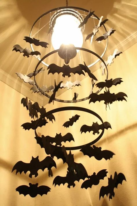 Homemade Halloween Decorations - Quick & Easy! Bat Chandelier, Plaid Pumpkins, Diy Halloween Dekoration, Disney Videos, Strašidelný Halloween, Dekorasi Halloween, Halloween Decor Diy, Casa Halloween, Halloween Fest