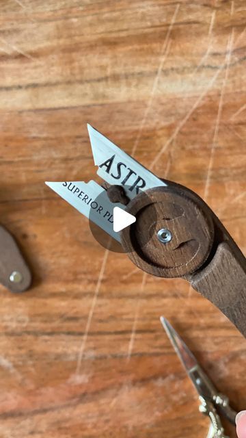 Plain Jane Bakes • Emily Harryman on Instagram: "✨Crushing hard on @wiremonkeyshop ‘s Goose lame.✨ Here’s a little “how-to” on assembling your goose lame as well as altering the blade to allow for more precise scoring. So far, super impressed and feel way more official as a home bread maker. It’s the little things in life. . . . bonne pâtisserie! #sourdoughbread #sourdough101 #sourdough #fortworth#sourdoughstarter#sourdoughbakes #feedingstarter #sourdoughscoring #breadlame #lame #wiremonkeyshop #wiremonkey #gooselame #lamehowto" Score Sourdough Bread, Score Sourdough, Bread Lame, Plain Jane, Bread Maker, Little Things In Life, Sourdough Bread, Little Things, Bread