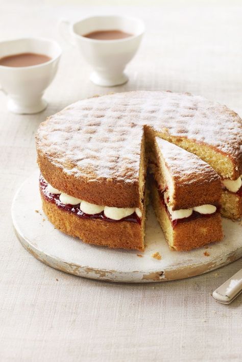 Mary Berry's Victoria sponge cake from Great British Bake Off Mary Berry Victoria Sponge, Victoria Sponge Recipe, British Baking Show Recipes, Victoria Sandwich, British Bake Off Recipes, Bake Off Recipes, Mary Berry Recipe, Victoria Sponge Cake, British Bake Off