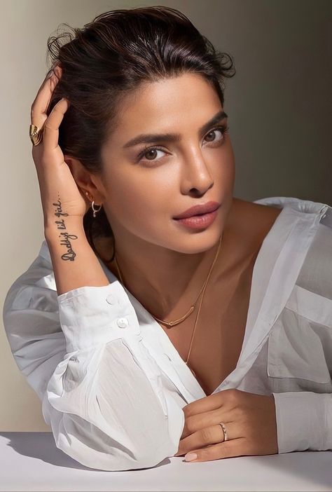 Priyanka Chopra Style Photoshoot, Prianka Copra Aesthetic, Prianka Copra, Prinka Chopra, Winter Body Care, Church Makeup, Priyanka Chopra Makeup, بريانكا شوبرا, Body Care Tips