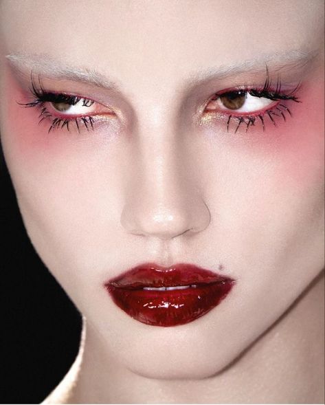 Red Editorial Makeup, Vampy Makeup, Maquillage On Fleek, Funky Makeup, Vampire Bride, Drag Make-up, Vampire Makeup, Avant Garde Makeup, Image Swag