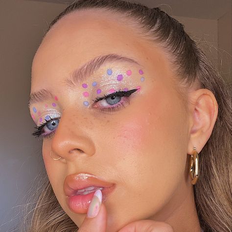 A woman with makeup inspired by the colours of the bi pride flag Bi Pride Outfit Ideas, Bi Flag Makeup, Bi Pride Makeup, Bisexual Pride Makeup, Bi Pride Outfit, Bi Makeup, Bisexual Makeup, Pride Fits, Makeup Pride