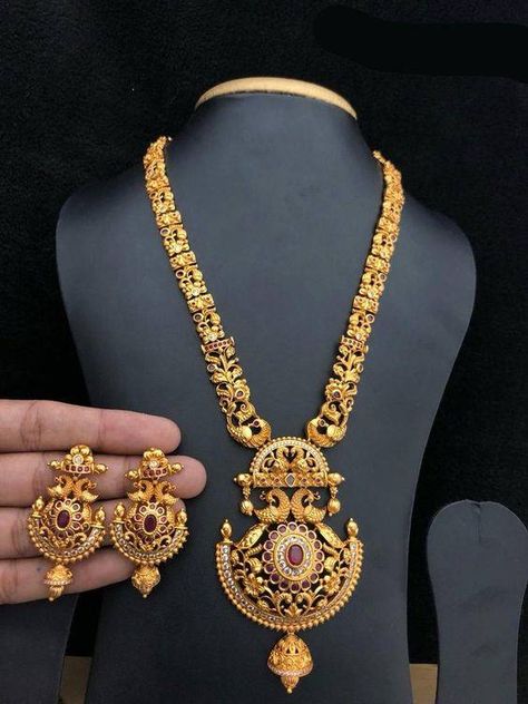 10 Latest collection of gold necklace designs in 30 grams - Simple Craft Ideas Antique Gold Jewelry Indian, Gold Necklace Indian, Online Gold Jewellery, Gold Necklace Indian Bridal Jewelry, Gold Bride Jewelry, Bridal Fashion Jewelry, Gold Jewelry Earrings, Pearl Jewelry Necklace, Gold Fashion Necklace