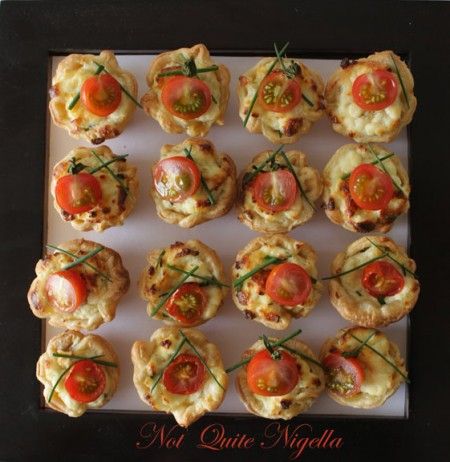 Ricotta, Chive and Tomato Mini Tarts  from Not Quite Nigella  a-ricotta_tomato_tarts4 Mini Tarts Savory, Tomato Tarts, Tomato Tart Recipe, Recipe Appetizers, Mini Tarts, Tarts Recipe, Tomato Tart, Tart Baking, Tea Party Food